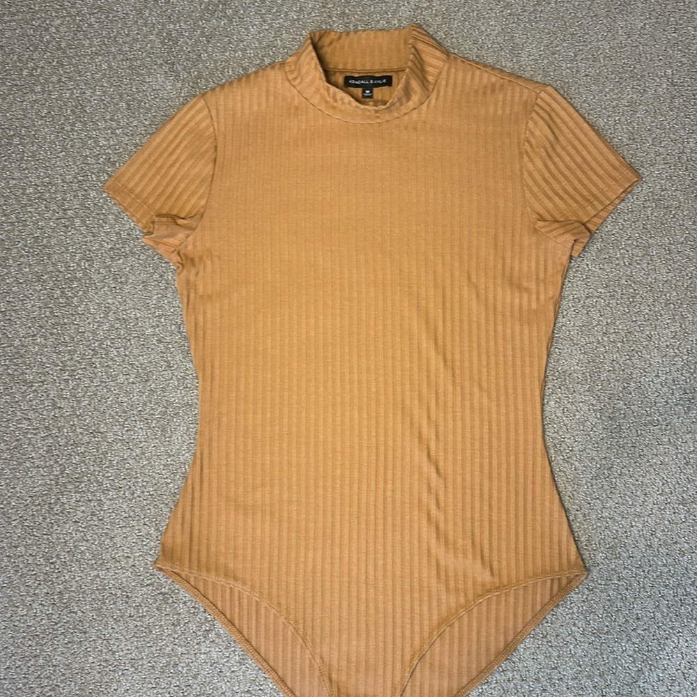 kendall & kylie - burnt orange ribbed mock necked short sleeved bodysuit - M